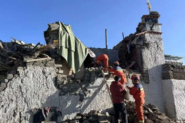 Tibet 7.0. People digging themselves out of their own homes.